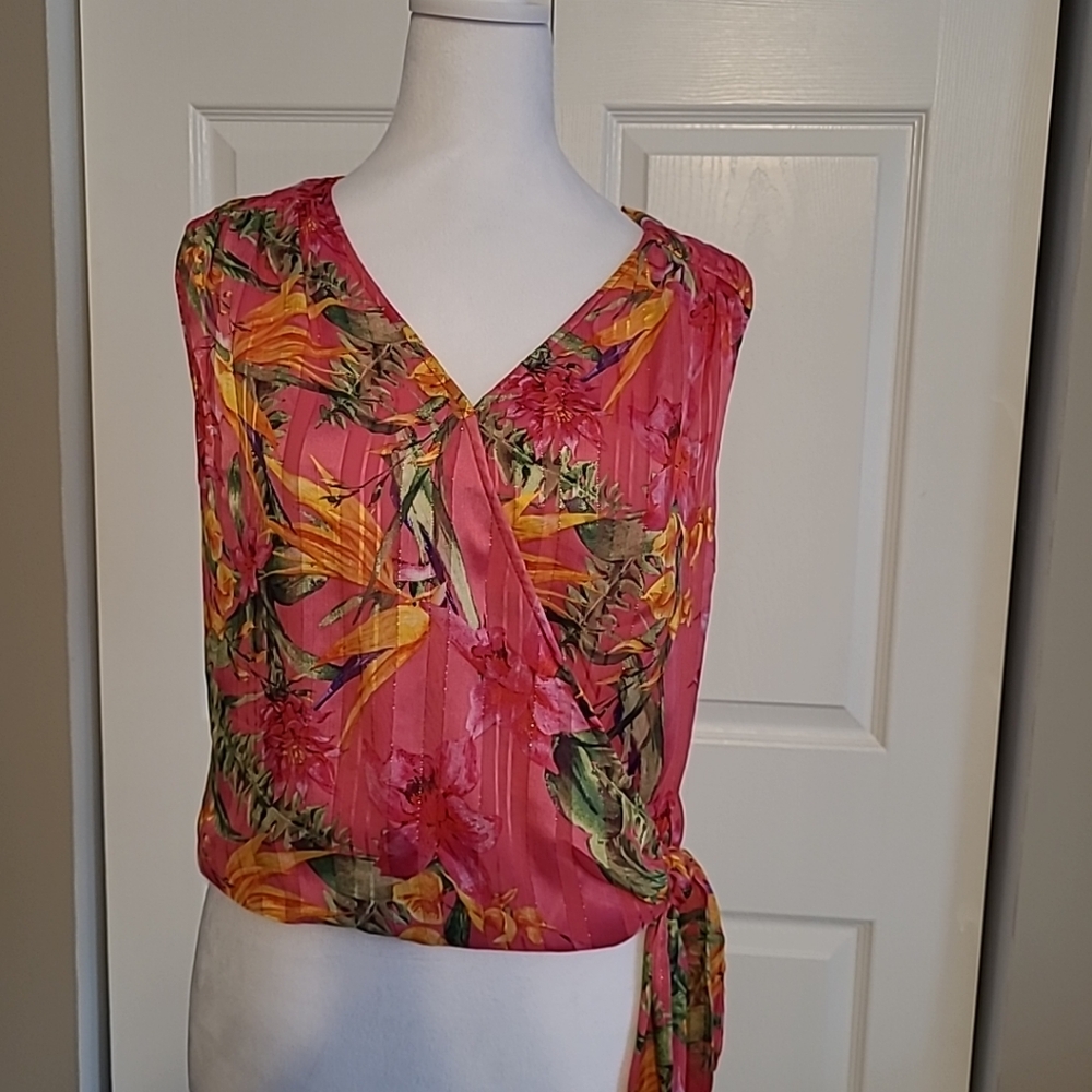 Cupcakes & Cashmere Pink Floral Faux Wrap Side Tie Sleeveless Blouse SZ M NWT